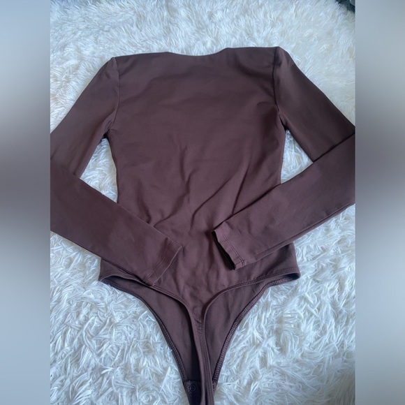 Aritzia Babaton Contour Shoulder Pad V-Neck Bodysuit - Picture 5 of 8